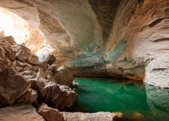 Heet Cave in Riyadh