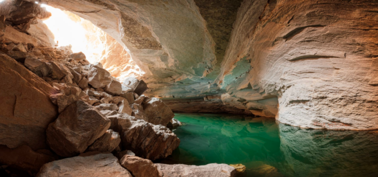Heet Cave in Riyadh