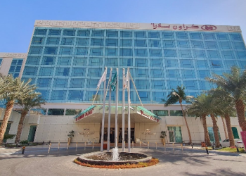 فندق كراون بلازا جدة: الموقع والغرف والمرافق